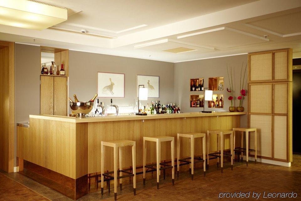 โรงแรมหลุยส์ มิวนิก ภายนอก รูปภาพ A bar at the airport